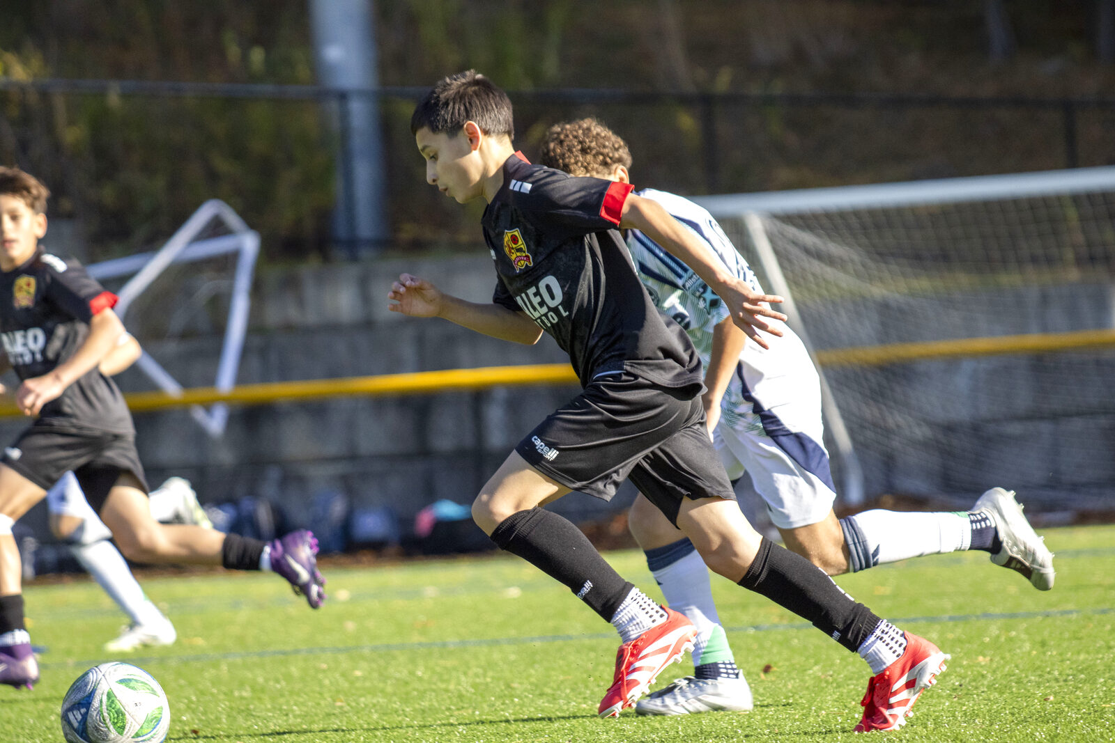 Valeo FC player sprinting past an opponent
